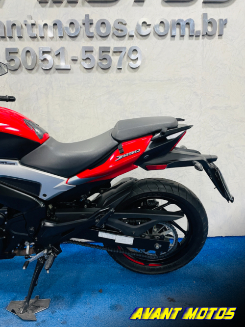 Foto Miniatura Bajaj DOMINAR D250 2025